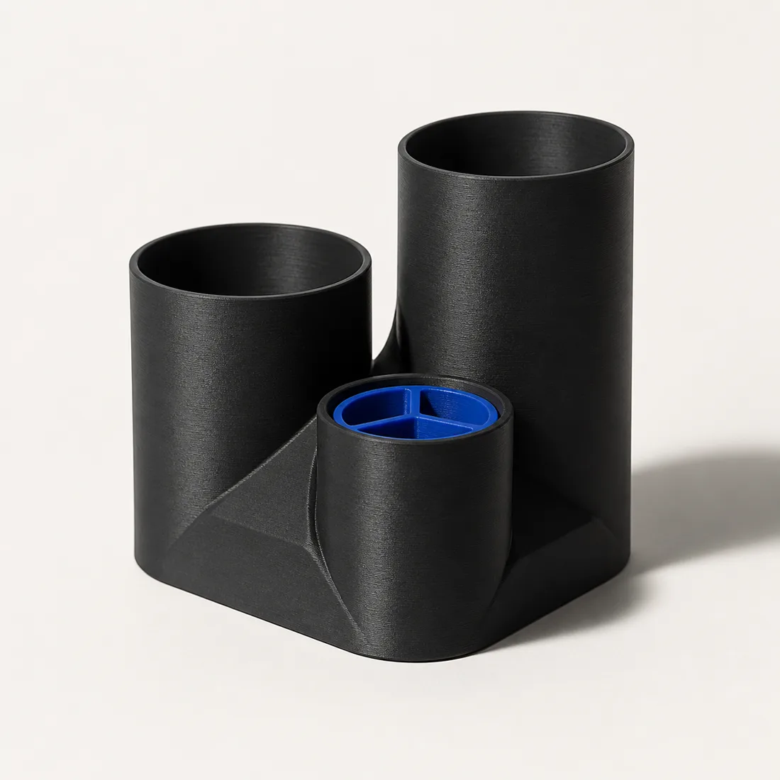 Grafitfarvet 3D-printet Orbit penneholder med blå indsats